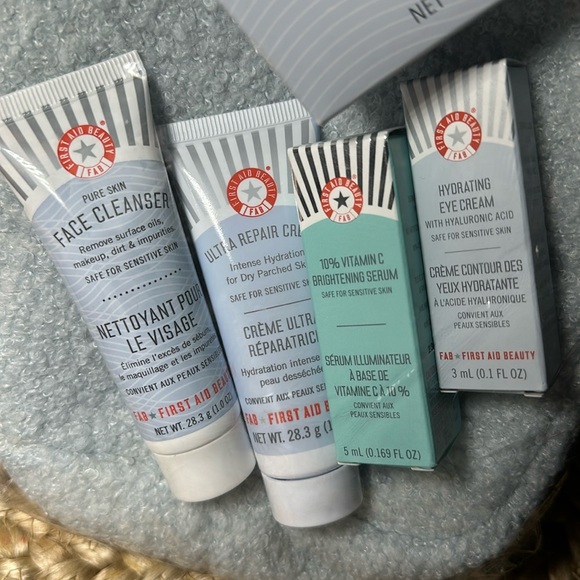 *NEW* First Aid Beauty Gift Set with Bag - Picture 2 of 3